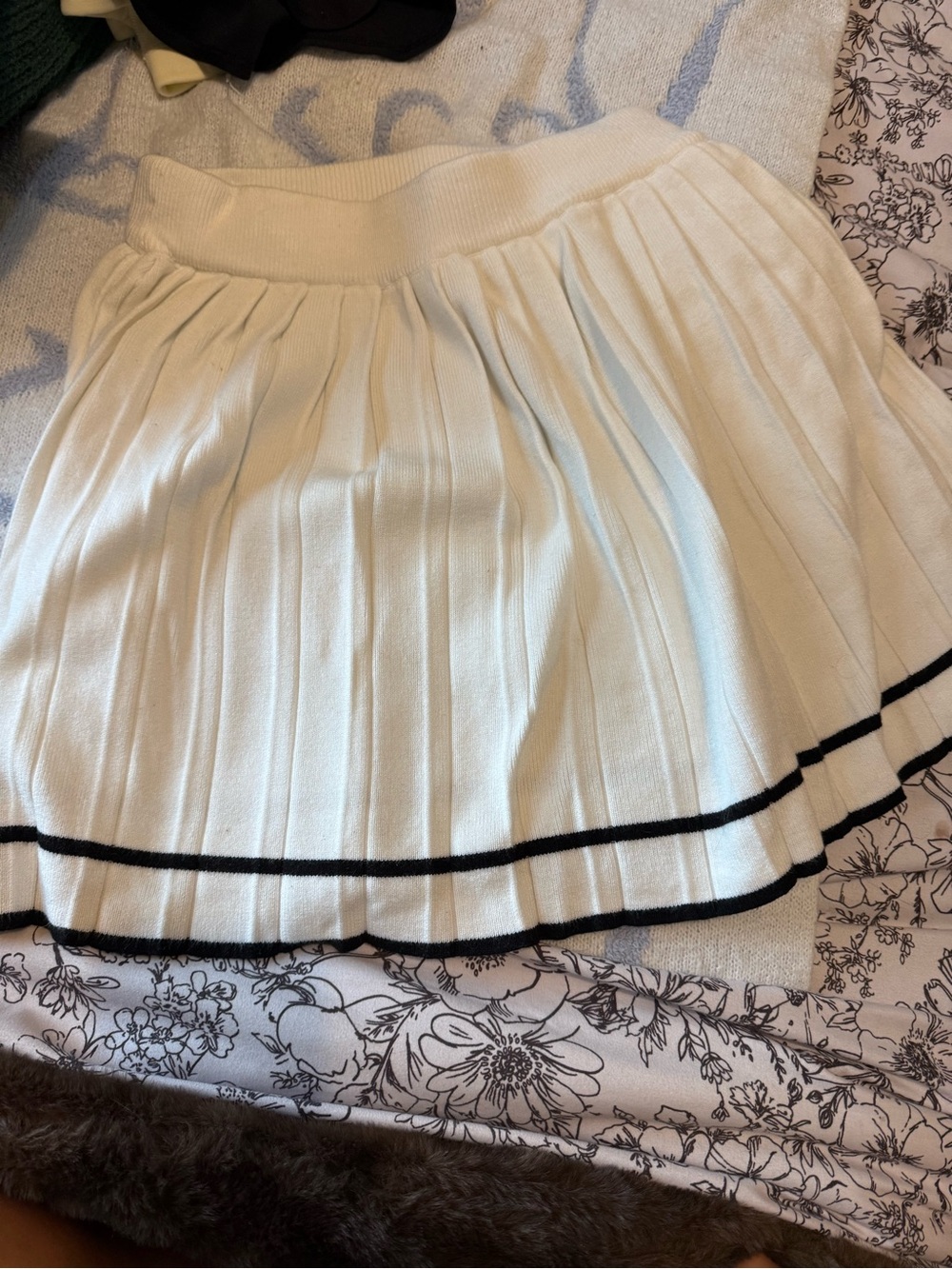 Source Unknown White Pleated Skater Skirt with Black Trim